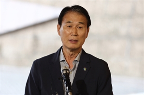 권오을 보훈장관 후보자 “지금은 '친북' 나올 시대 아냐”