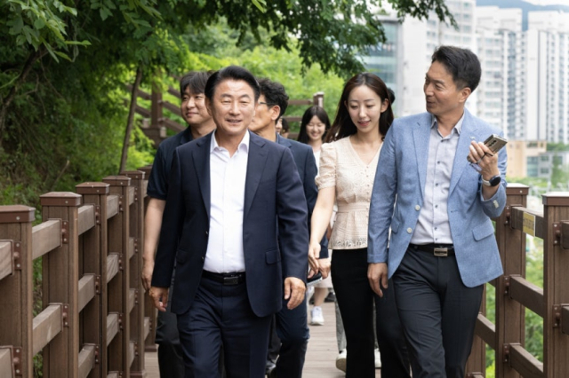김동근 의정부시장(왼쪽)이 지난 24일 LH 경기북부지역본부 입주 1주년을 맞아 열린 '함께 걷는 소통의 길' 행사에서 LH 직원 및 지역 주민들과 소통하고 있다. 사진 제공=의정부시