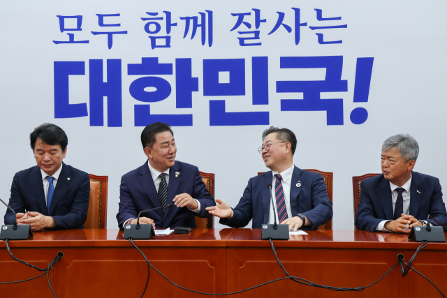 김병기 더불어민주당 대표 직무대행 겸 원내대표가 25일 국회에서 열린 경제6단체 상근부회장단 면담에서 박일준 대한상공회의소 부회장과 대화하고 있다. 문진석(왼쪽부터) 민주당 원내수석부대표, 김 대표 대행, 박 부회장, 이인호 한국무역협회 부회장. 뉴스1
