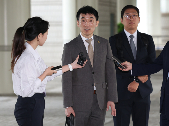 김용현 전 국방부장관에 대한 구속영장 심문이 진행된 25일 서초구 서울중앙지방법원에서 김 전 장관의 변호인인 이하상 변호사가 취재진 질문에 답하고 있다. 연합뉴스