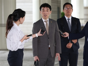 김용현 변호인단, 재판부에 4차례 구두 기피 신청… 구속영장 심문 중 신경전