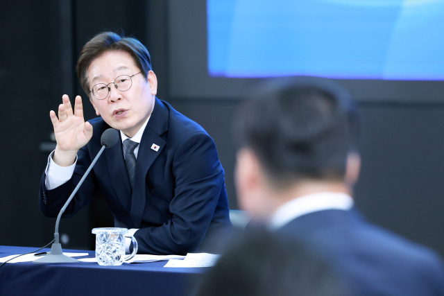 이재명 대통령이 25일 광주광역시 국립아시아문화전당에서 '광주시민·전남도민 타운홀미팅'을 하고 있다. 연합뉴스