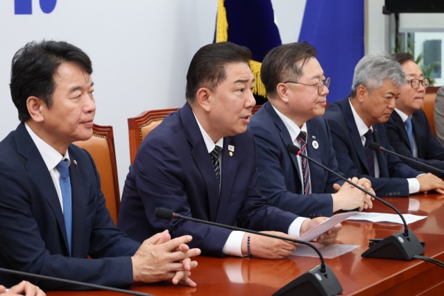 김병기 더불어민주당 당대표 직무대행 겸 원내대표와 문진석 원내운영수석부대표가 25일 서울 여의도 국회에서 경제6단체 부회장단과 면담하고 있다. 연합뉴스