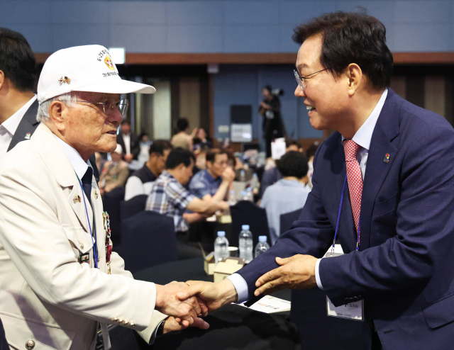 박완수(오른쪽) 경남도지사가 25일 창원컨벤션센터에서 열린 6·25전쟁 제75주년 행사에서 참전유공자에게 감사의 뜻을 전하며 직접 표창을 수여하고 악수하고 있다. 사진 제공=경남도