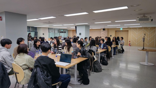지난 3월 29일 서울창업허브에서 열린 시니어 이슈 학회 세션에서 학회원들이 조별 발표 세션을 준비하고 있다. 임시우 기자