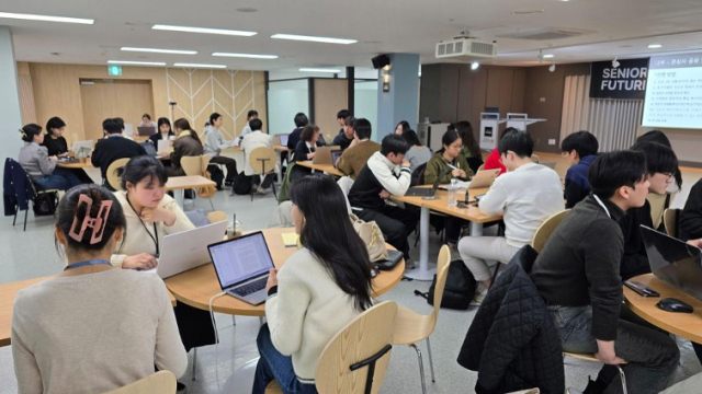 지난 4월 5일 시니어 이슈 학회원들이 학술 에세이 작성에 대한 논의를 하고 있다. 임시우 기자