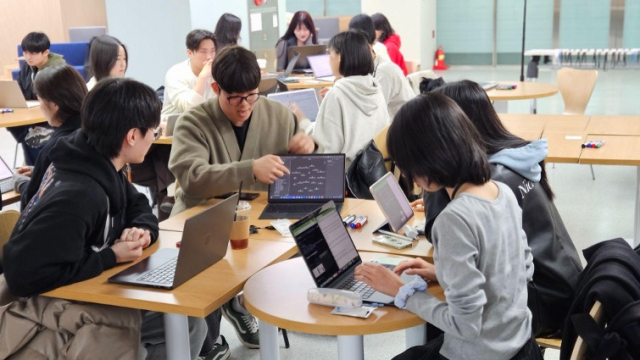 지난 4월 12일 시니어 이슈 학회원들이 시니어 이슈 분야별 발표를 준비하고 있다. 임시우 기자