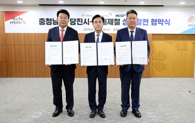 김태흠(왼쪽 두번째) 충남도지사가 서강현(″세번째) 현대제철 대표이사, 오성환(″첫번째) 당진시장과 상생 발전 협약을 체결하고 기념촬영을 하고 있다. 사진제공=충남도