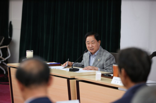주광덕 남양주시장이 지난 24일 시청 여유당에서 열린 '2025년 2분기 진심소통 기업인 정례 간담회'에서 발언하고 있다. 사진 제공=남양주시