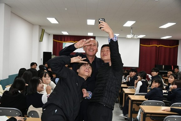 박형덕 동두천시장이 1일 명예교사를 한 뒤 학생들과 기념사진을 찍고 있다. 사진 제공=동두천시