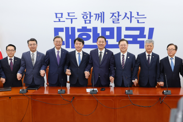 김병기 더불어민주당 대표 직무대행 겸 원내대표와 경제 6단체 부회장단이 25일 면담에 앞서 기념 촬영을 하고 있다. 이호준(왼쪽부터) 한국중견기업연합회 상근부회장, 오기웅 중소기업중앙회 상근부회장, 김창범 한국경제인협회 상근부회장, 문진석 민주당 원내운영 수석부대표, 김 원내대표, 박일준 대한상공회의소 상근부회장, 이인호 한국무역협회 상근부회장, 이동근 한국경영자총협회 상근부회장. 연합뉴스