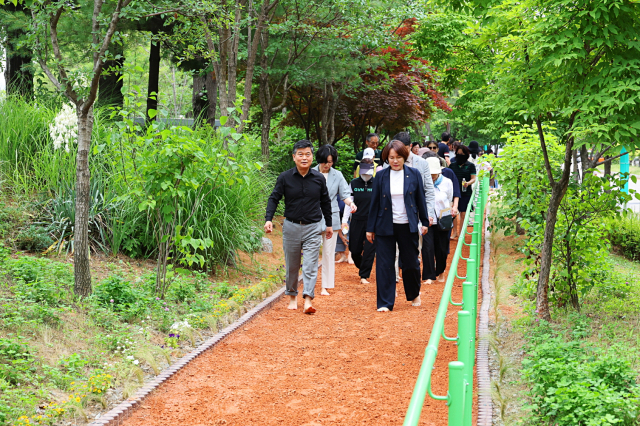 인천시 남동구가 25일 150m 길이의 황토마사토로 조성한 ‘소래 수변 맨발 걷기 산책로’를 개방했다. 사진제공=남동구