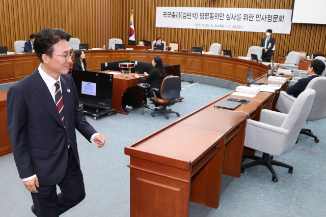김민석 국무총리 후보자가 25일 서울 국회에서 자료 제출 등을 둘러싼 여야 대립으로 인사청문회 속개가 지연되자 후보자석을 잠시 떠나고 있다. 연합뉴스