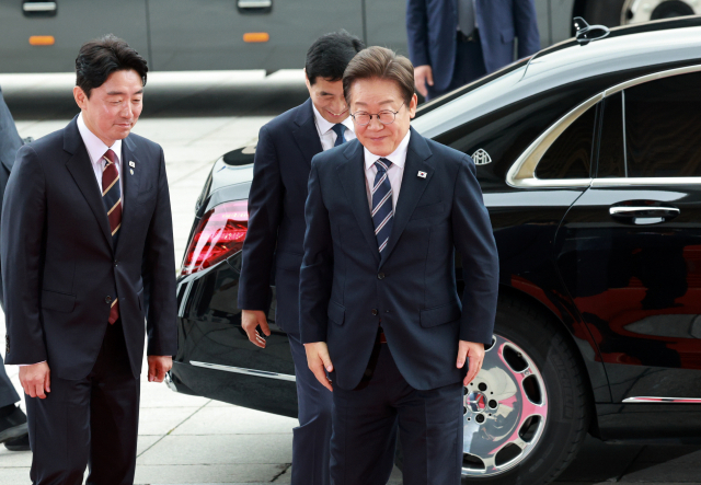 이재명 대통령이 26일 추가경정예산 시정연설을 위해 도착한 국회에서 환담장으로 이동하고 있다. 연합뉴스