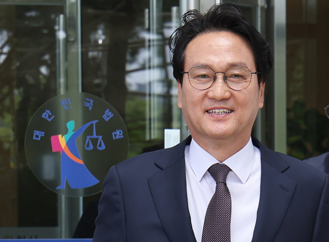 박근혜 전 대통령 국정농단 사건에 비선실세로 알려졌던 최서원 씨(개명 전 최순실)에 대한 각종 의혹 제기에 나섰던 안민석 더불어민주당 의원이 2024년 4월 경기도 수원시 영통구 수원지방법원에서 열린 정보통신망 이용촉진 및 정보보호 등에 관한 법률 위반(명예훼손) 혐의 첫 공판을 마친 후 법정을 나서고 있다. 뉴스1