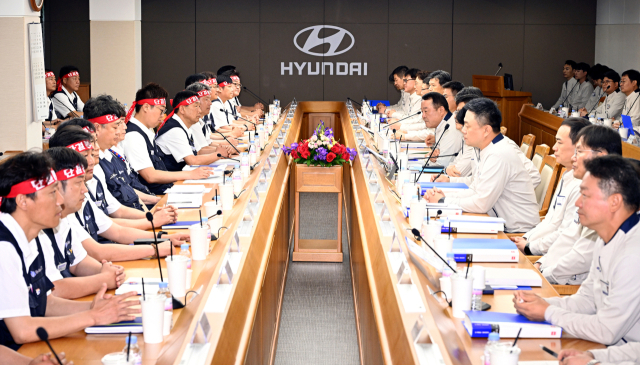 현대자동차 노사 관계자들이 지난 18일 현대차 울산공장 본관 동행룸에서 '2025년 임금 및 단체협상 교섭 상견례'를 하고 있다. 뉴스1