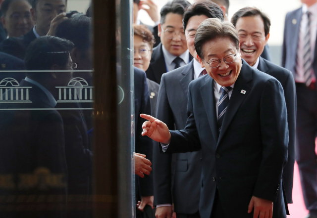 이재명 대통령이 첫 국회 시정연설을 하기 위해 26일 서울 여의도 국회에 도착해 이동하고 있다. 2025.6.26. 국회사진기자단
