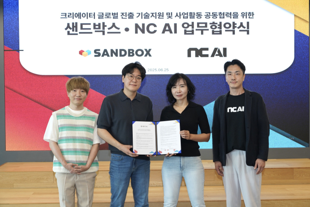 엔씨소프트의 AI 전문 기업 NC AI와 샌드박스네트워크가 25일 서울 용산 샌드박스 사옥에서 ‘기술지원 및 사업활동 공동협력’ 양해각서(MOU)를 체결했다. 크리에이터 도티(왼쪽부터), 이필성 샌드박스 대표, 이연수 NC AI 대표, 김근교 NC AI 글로벌사업실장이 기념사진을 촬영하고 있다. 사진제공=엔씨소프트