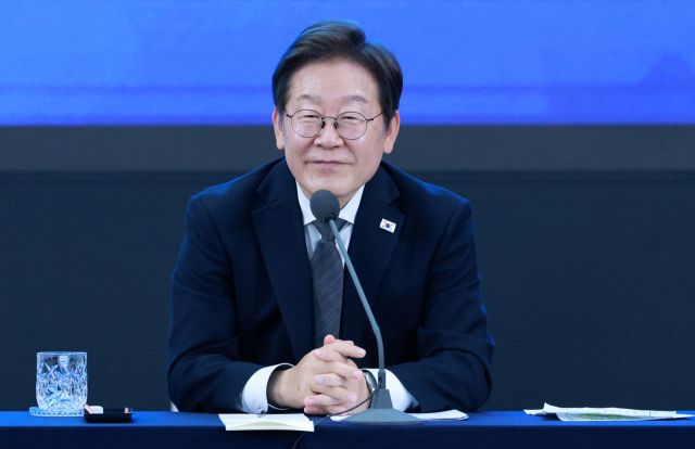 이재명 대통령이 25일 광주광역시 국립아시아문화전당에서 열린 '광주시민·전남도민 타운홀미팅'에서 참석자 발언을 듣고 있다. 2025.6.25. 대통령실통신사진기자단