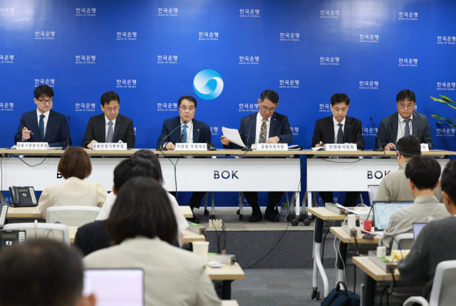 25일 서울 중구 한국은행에서 금융안정보고서 설명회가 열렸다. 왼쪽부터 이조한 금융기관분석부장, 임광규 금융안정기획부장, 이종렬 부총재보, 장정수 금융안정국장, 문용필 안정분석팀장, 고경철 전자금융 팀장. 사진 제공=한국은행