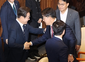 이재명 대통령, 웃으며 ‘선배님’ 권성동 팔 '툭'…무슨 말 했나 봤더니