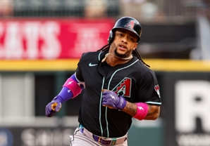 "야구장 평생 출입 금지"…경기 도중 MLB 선수 눈물 쏟게 한 '패륜 관중'의 최후