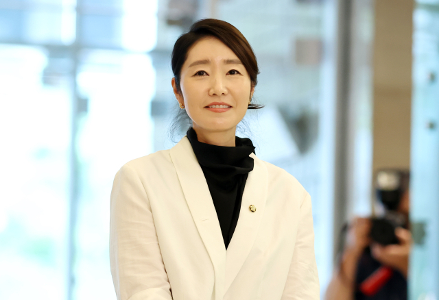 강선우 여성가족부 장관 후보자가 26일 인사청문회 준비 사무실이 마련된 서울 이마빌딩에 도착, 취재진 질문에 답하고 있다. 연합뉴스