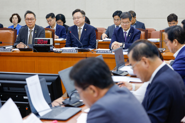 박민수(왼쪽부터) 보건복지부 2차관, 조규홍 장관, 이기일 1차관이 26일 국회 보건복지위원회 전체회의에 출석하고 있다. 뉴스1