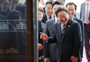 밝게 웃으며 국회 입장하는 이재명 대통령
