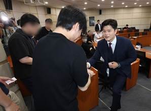 ‘의정 대화’ 성사 촉각…정부 "전공의들과 대화 준비, 정해진 바는 없어"