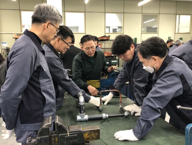 한국폴리텍대학 서울정수캠퍼스 지능형에너지설비과에서 신중년특화과정 공조냉동실습 수업을 하고 있는 모습. 한국폴리텍대학 제공