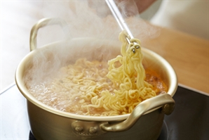 "맛있는 한국 라면 먹으면 암 걸린다?"…외국인들 깜짝 놀란 '경고문' 알고보니