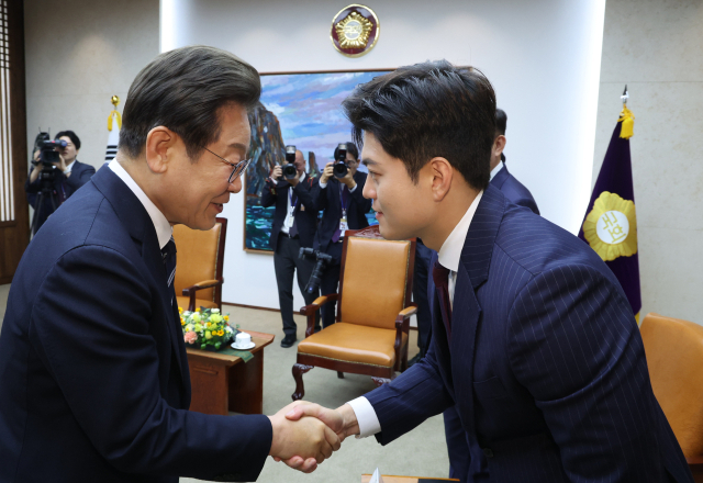 이재명 대통령과 김용태 국민의힘 비상대책위원장이 26일 국회 접견실에서 추가경정예산 시정연설에 앞서 인사하고 있다. 연합뉴스