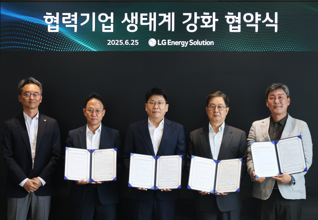 이강열(왼쪽부터) LG에너지솔루션 구매센터 전무, 원진호 와일드웨스트 대표, 김동명 LG에너지솔루션 대표, 이달곤 동반성장위원회 위원장, 표인식 티에스아이 대표가 협약을 맺은 후 기념 촬영을 하고 있다. 사진 제공=동반위