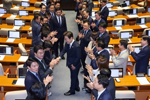 여당 의원 박수 받으며 입장하는 이재명 대통령