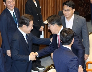 이재명 대통령과 인사 나누는 권성동 국민의힘 의원