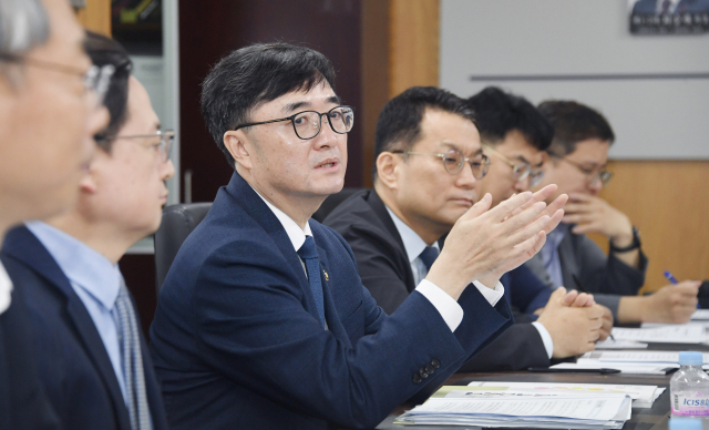 임기근 기획재정부 차관이 26일 서울 영등포구 소상공인연합회에서 열린 '추경 집행 준비 간담회'를 주재하고 있다. 사진 제공=기재부