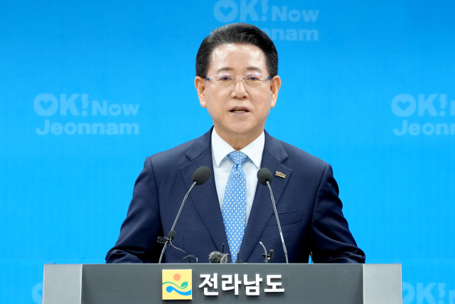 김영록 전남도지사가 26일 전남도청 브리핑룸에서 민선 8기 출범 3주년 기자회견문을 발표하고 있다. 사진 제공=전라남도
