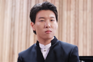 프랑스 전승기념일, 에펠탑 앞에서 독주하는 한국인 피아니스트