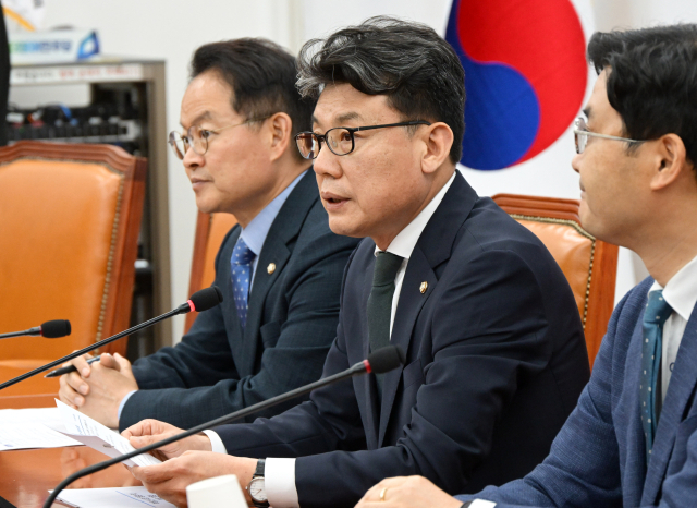 진성준 더불어민주당 정책위의장이 26일 서울 여의도 국회에서 기자간담회를 갖고 있다. 성형주 기자