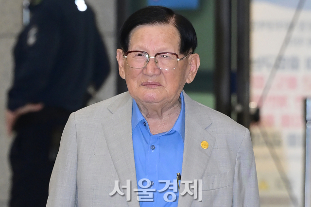 신천지예수교 총회장인 이만희가 지난해 4월 22일 오후 해외 일정을 마치고 인천 중구 인천국제공항 제1여객터미널을 통해 입국하고 있다. 김규빈 기자