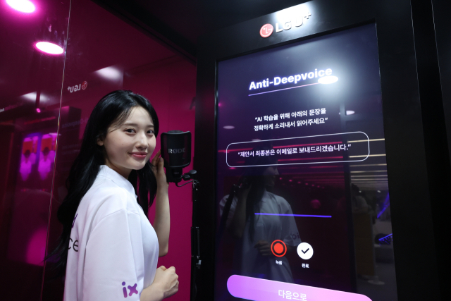 LG유플러스 모델이 26일 서울 중구 LG서울역빌딩에서 합성된 영상의 진위 여부를 파악할 수 있는 AI 기술인 안티딥페이크를 소개하고 있다. 사진제공=LG유플러스