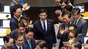 권성동 "김민석 안돼" 말하자 웃으며 팔 '툭'