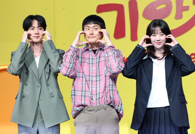울릉도를 배경으로 하는 넷플릭스 예능 '대환장 기안장' 기자간담회. 왼쪽부터 방탄소년단(BTS) 진, 기안84, 지예은. 뉴스1
