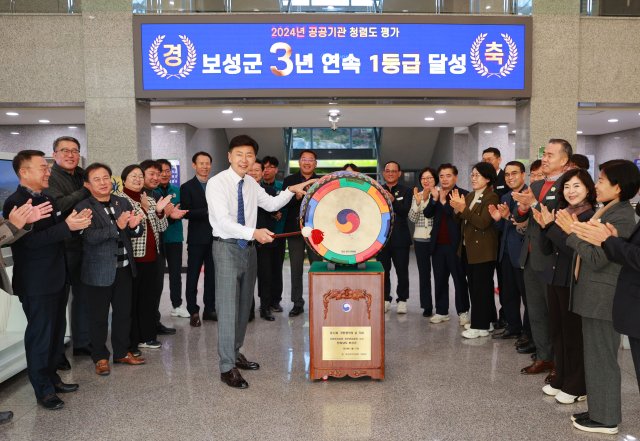 민선 8기 3주년 김철우 군수의 3가지 보성형 모델, 365 군정 ‘3·3·3 전략’을 중심으로 민생 현장에 더욱 가까이 다가가, 더 빠르고, 더 확실한 변화를 이끌고 있다는 평가다. 사진은 지난해 12월 19일 김철우 전남 보성군수가 보성군청 1층에서 직원들과 2024 공공기관 종합청렴도 3년 연속 1등급 달성을 축하하며 청렴신문고를 두드리고 있는 모습. 사진 제공=보성군