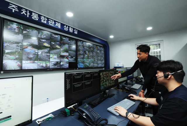 노원구 공영주차장 통합관제센터 관계자들이 시스템을 점검하고 있다. 사진제공=노원구