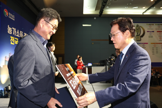 박완수(오른쪽) 경남도지사가 26일 창원컨벤션센터에서 열린 농수산물 수출탑 시상식에서 최고 수출농업단지로 선정한 정백영 진주 수곡알찬 수출농업단지 대표에게 시상금을 수여하고 있다. 사진 제공=경남도