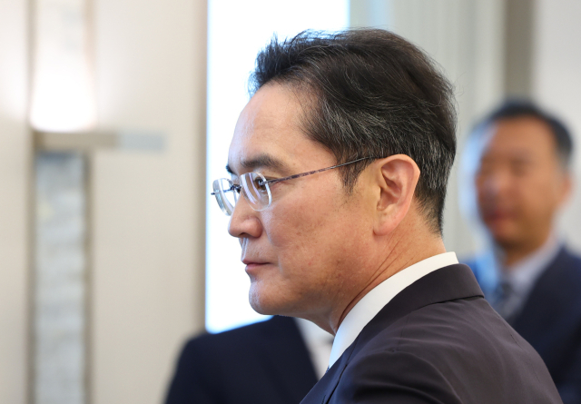 이재용 삼성전자 회장이 서울 용산 대통령실에서 이재명 대통령 주재로 열린 경제단체·기업인 간담회에 참석하고 있다. 대통령실통신사진기자단