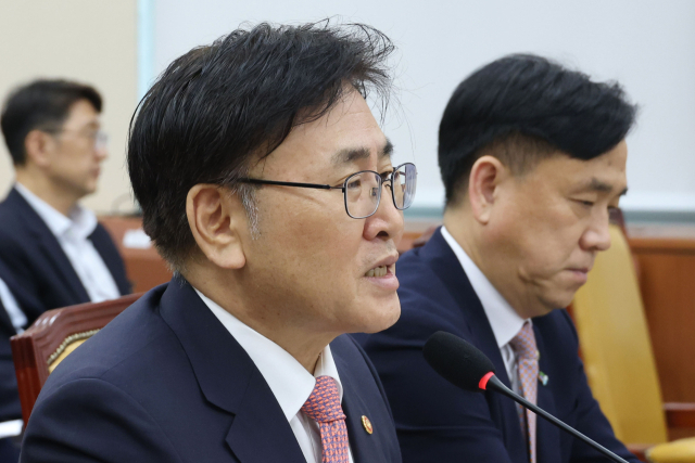 유상임 과학기술정보통신부장관이 26일 오전 서울 여의도 국회에서 열린 과학기술정보방송통신위원회 전체회의에 출석해 의원 질의에 답하고 있다. 뉴스1