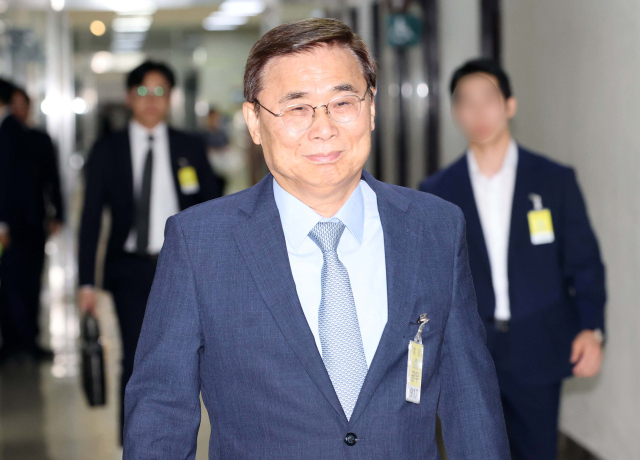 이종석 국가정보원장이 26일 서울 여의도 국회에서 열린 정보위원회 전체회의에 출석하고 있다. 연합뉴스